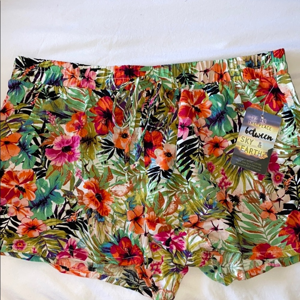 NWT Hawaiian print shorts